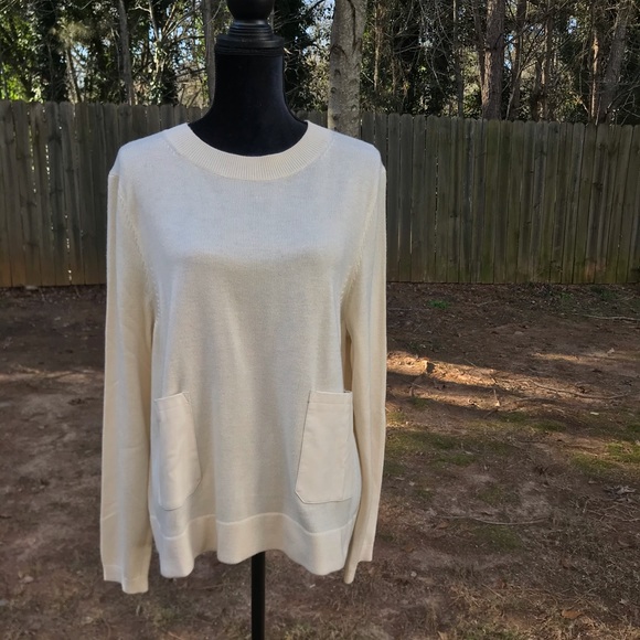 Sweater with front pockets😘💋❤️ - Picture 1 of 5